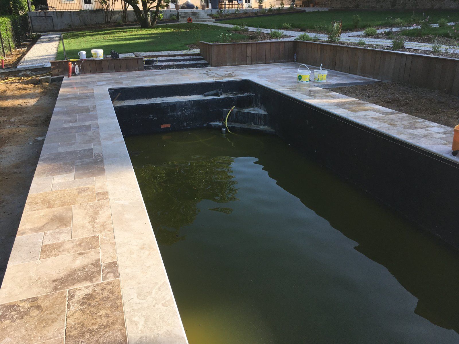 Pose de margelles en pierre naturelle autour d'une piscine à Aigné — Piscine à Aigné — photo 2 sur 4