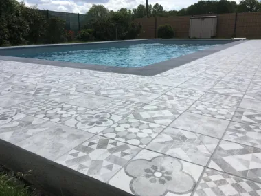 Pose de carrelage autour d'une piscine à Moncé-en-Belin (72) — Piscine à Moncé-en-Belin