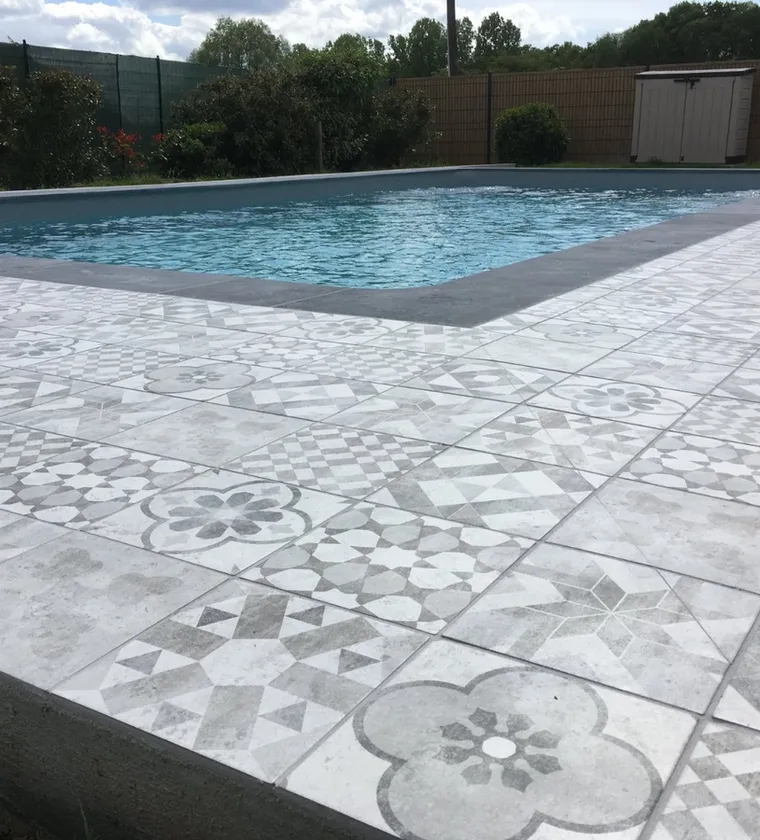 Réalisation carrelage en Sarthe — Pose de carrelage autour d'une piscine à Moncé-en-Belin (72)