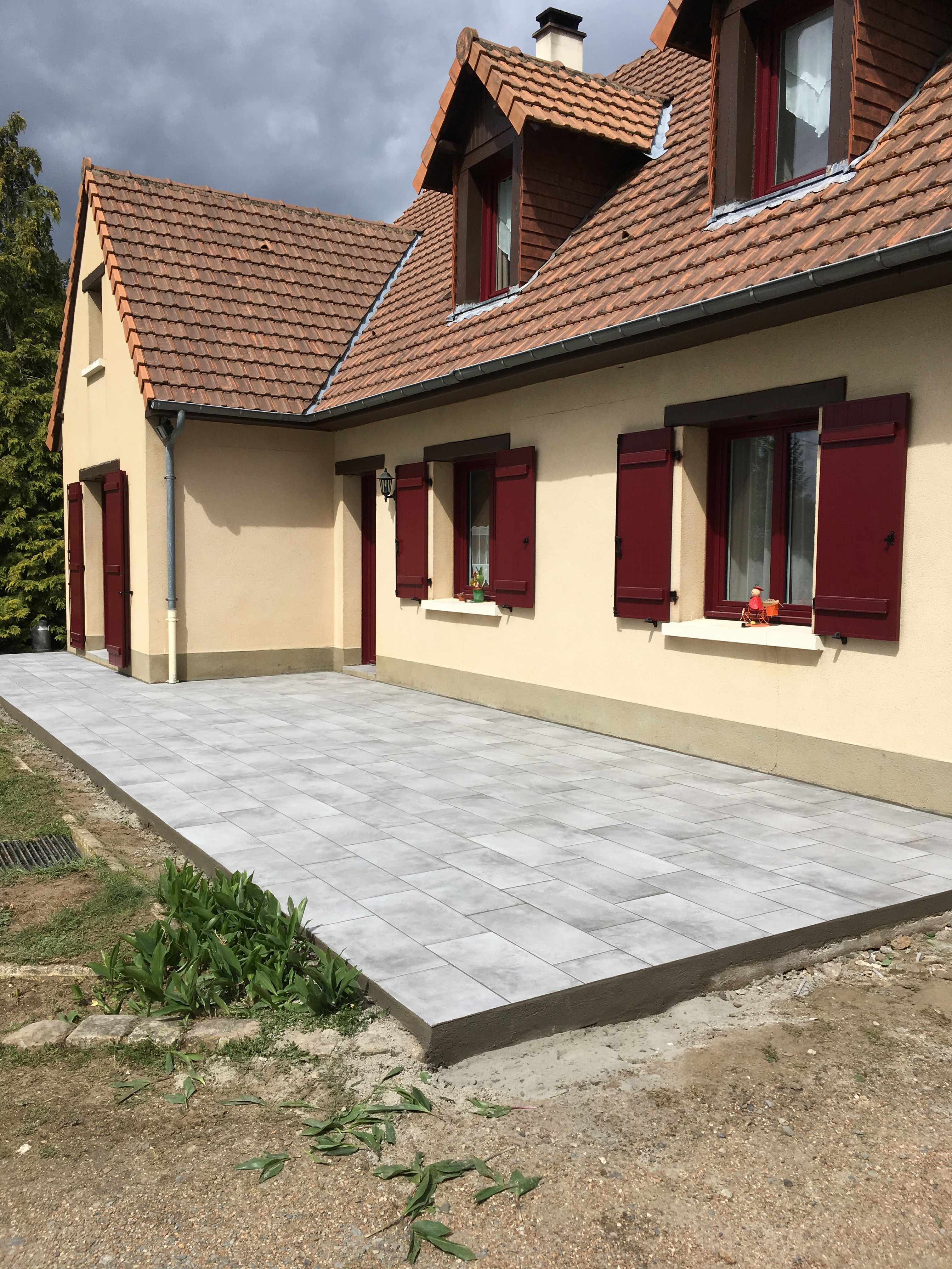 Pose d'une terrasse en grès cérame dans un lieu non précisé - 1 sur 1