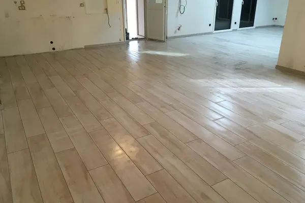 Pose de carrelage au sol dans un couloir à Montval-sur-Loir Pose de carrelage au sol dans un couloir à Montval-sur-Loir - 19 sur 20