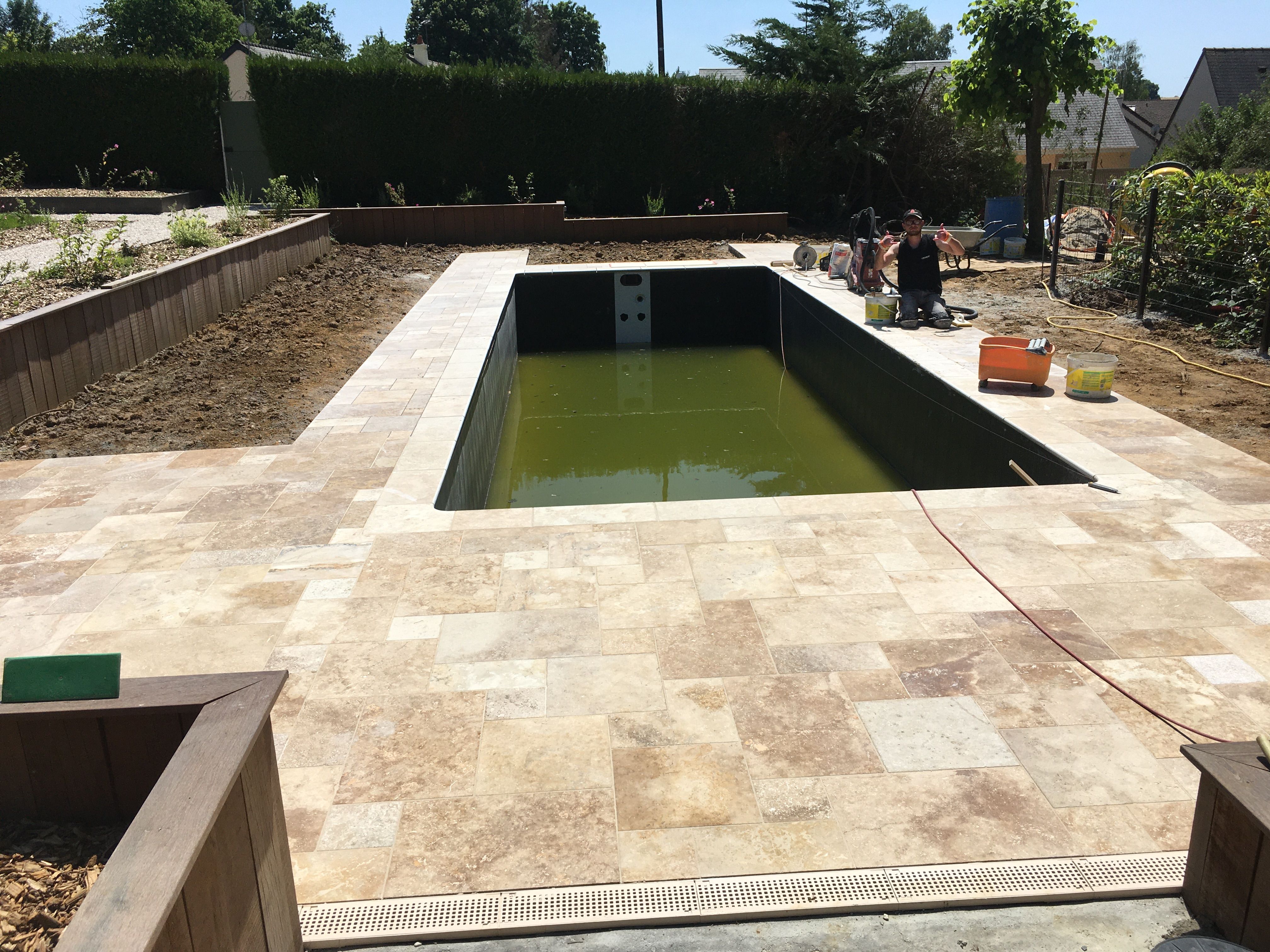 Pose de plage de piscine en travertin à Aigné - 1 sur 6