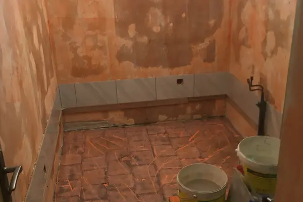 Préparation des murs pour une salle de bain à La Suze-sur-Sarthe Préparation des murs pour une salle de bain à La Suze-sur-Sarthe - 3 sur 11