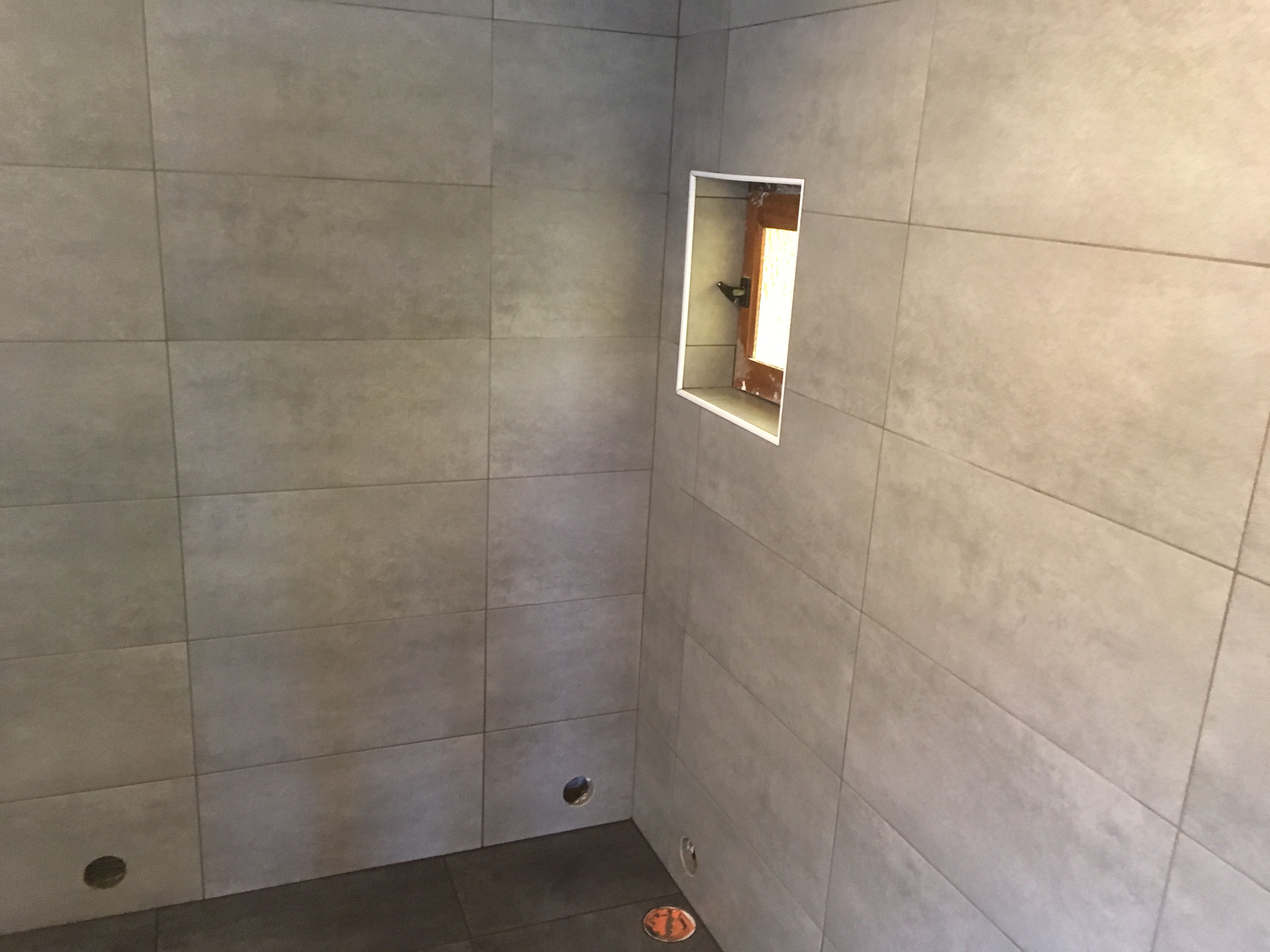 Pose de carrelage mural dans une salle de bain à La Flèche - 1 sur 4