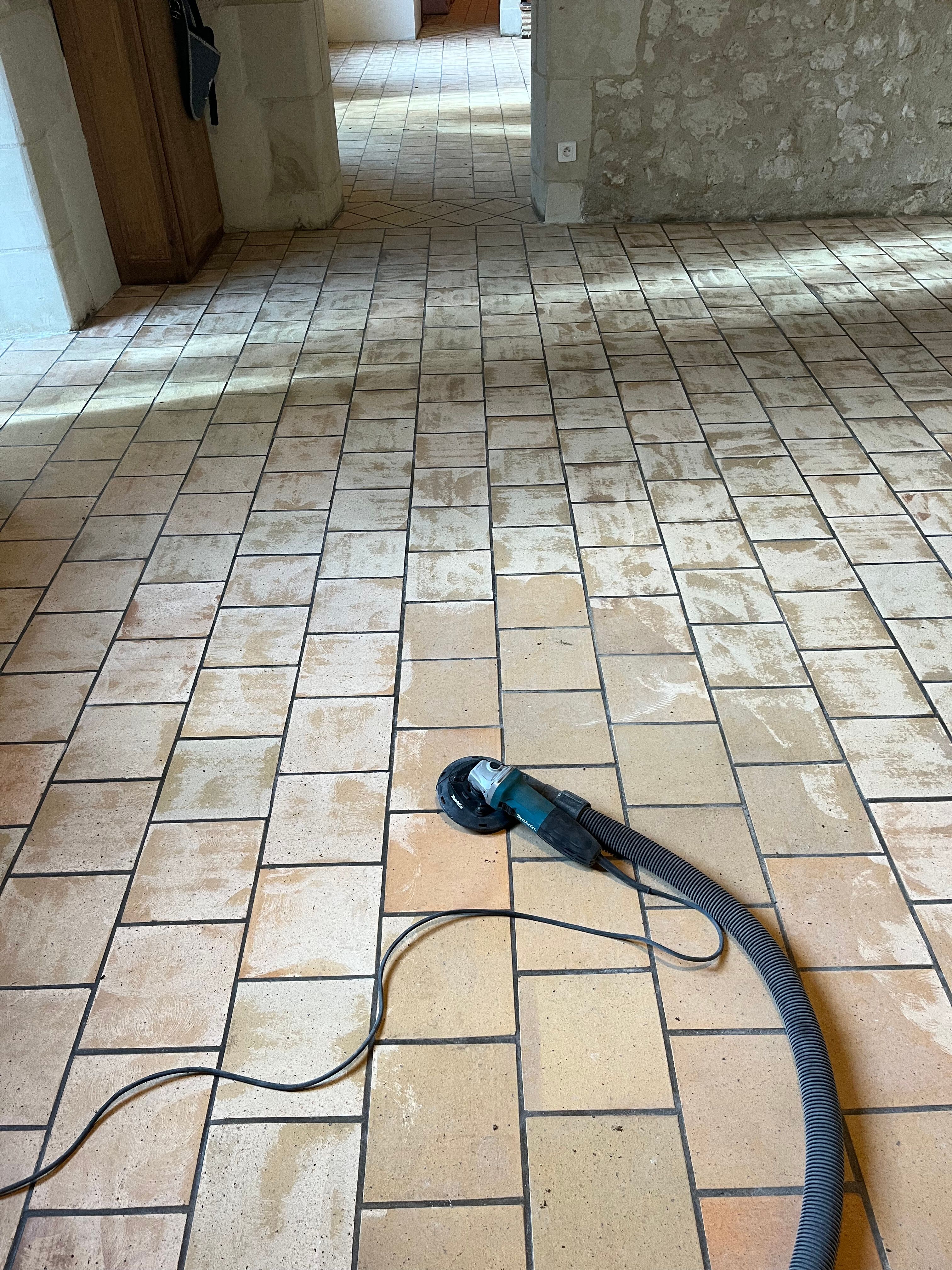 Rénovation et ponçage de sol en terre cuite à Mayet - 1 sur 20