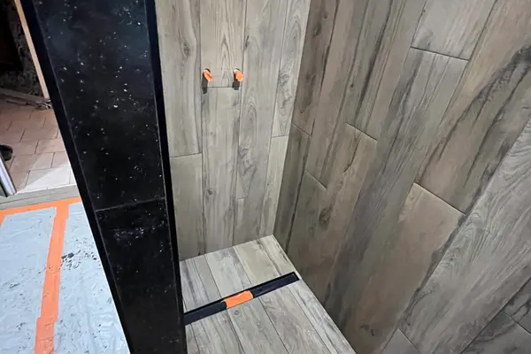 Pose de grès cérame imitation bois dans une douche à Saint-Ouen-en-Belin Pose de grès cérame imitation bois dans une douche à Saint-Ouen-en-Belin - 1 sur 16