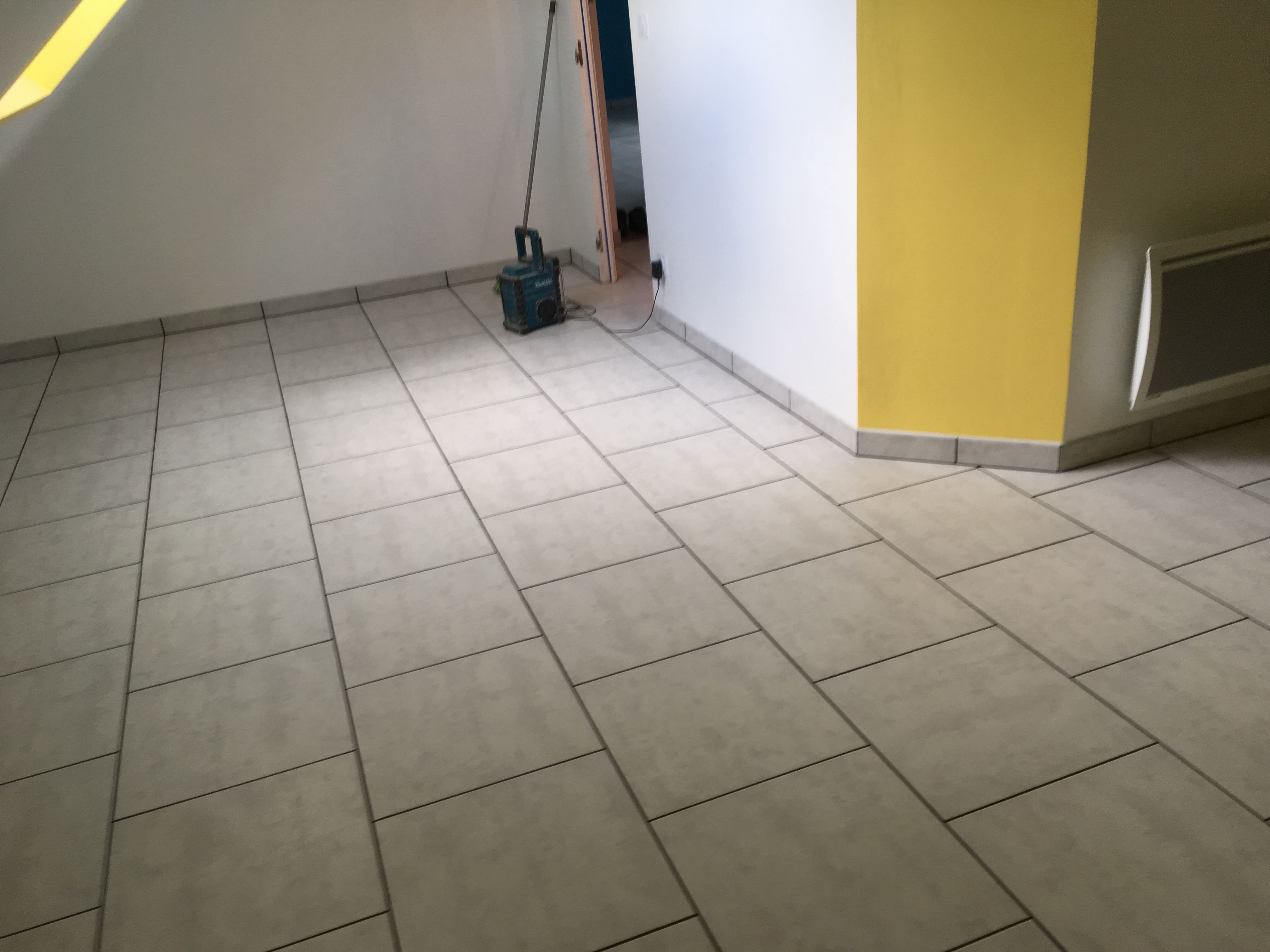Pose de carrelage au sol et plinthes à Parigné-l'Évêque - 1 sur 6