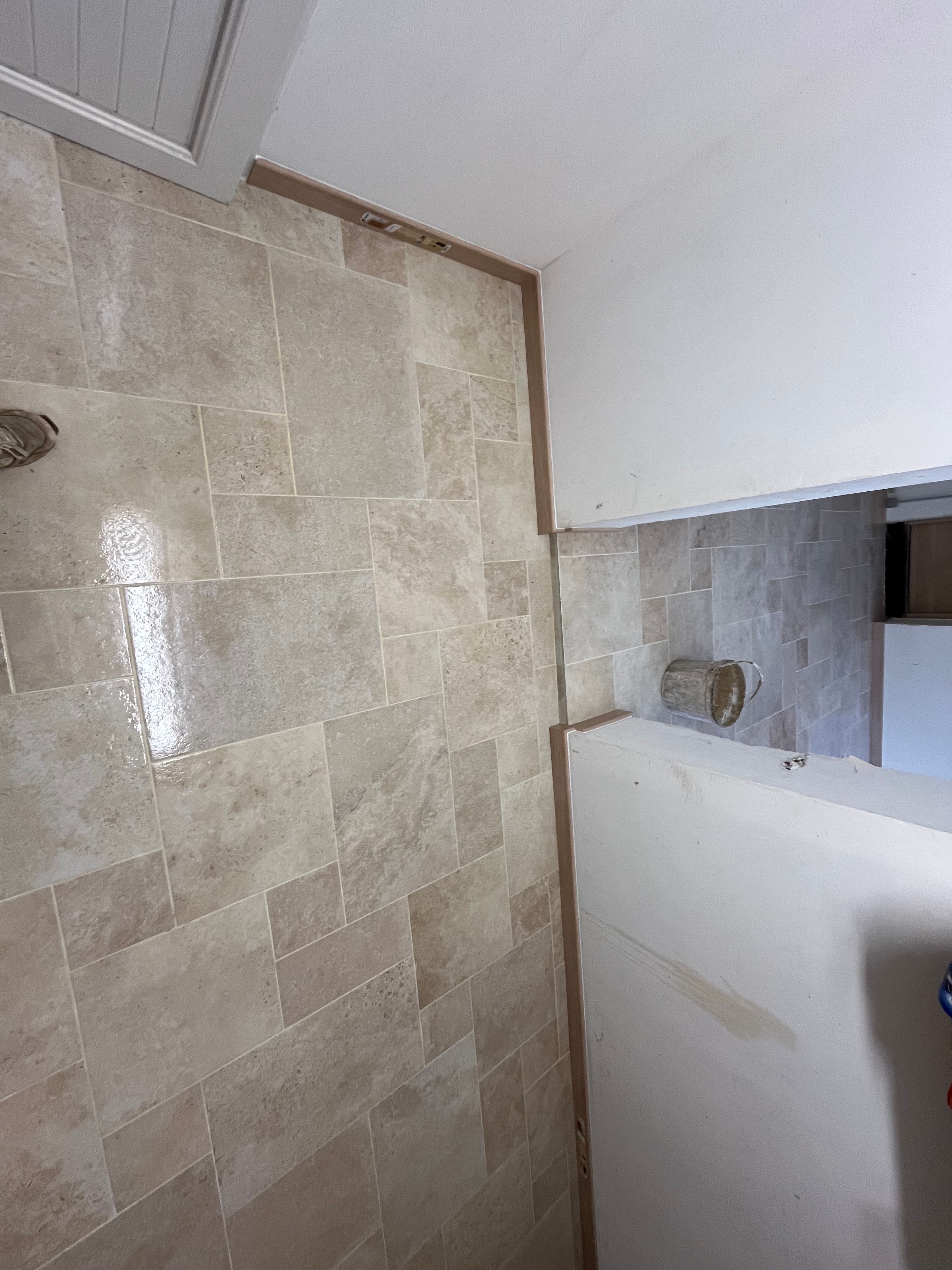 Pose de grès cérame imitation bois dans une douche à Saint-Ouen-en-Belin - 12 sur 16