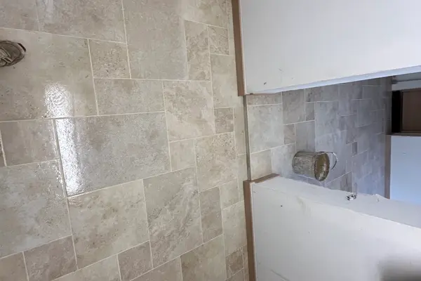 Pose de grès cérame imitation bois dans une douche à Saint-Ouen-en-Belin Pose de grès cérame imitation bois dans une douche à Saint-Ouen-en-Belin - 12 sur 16