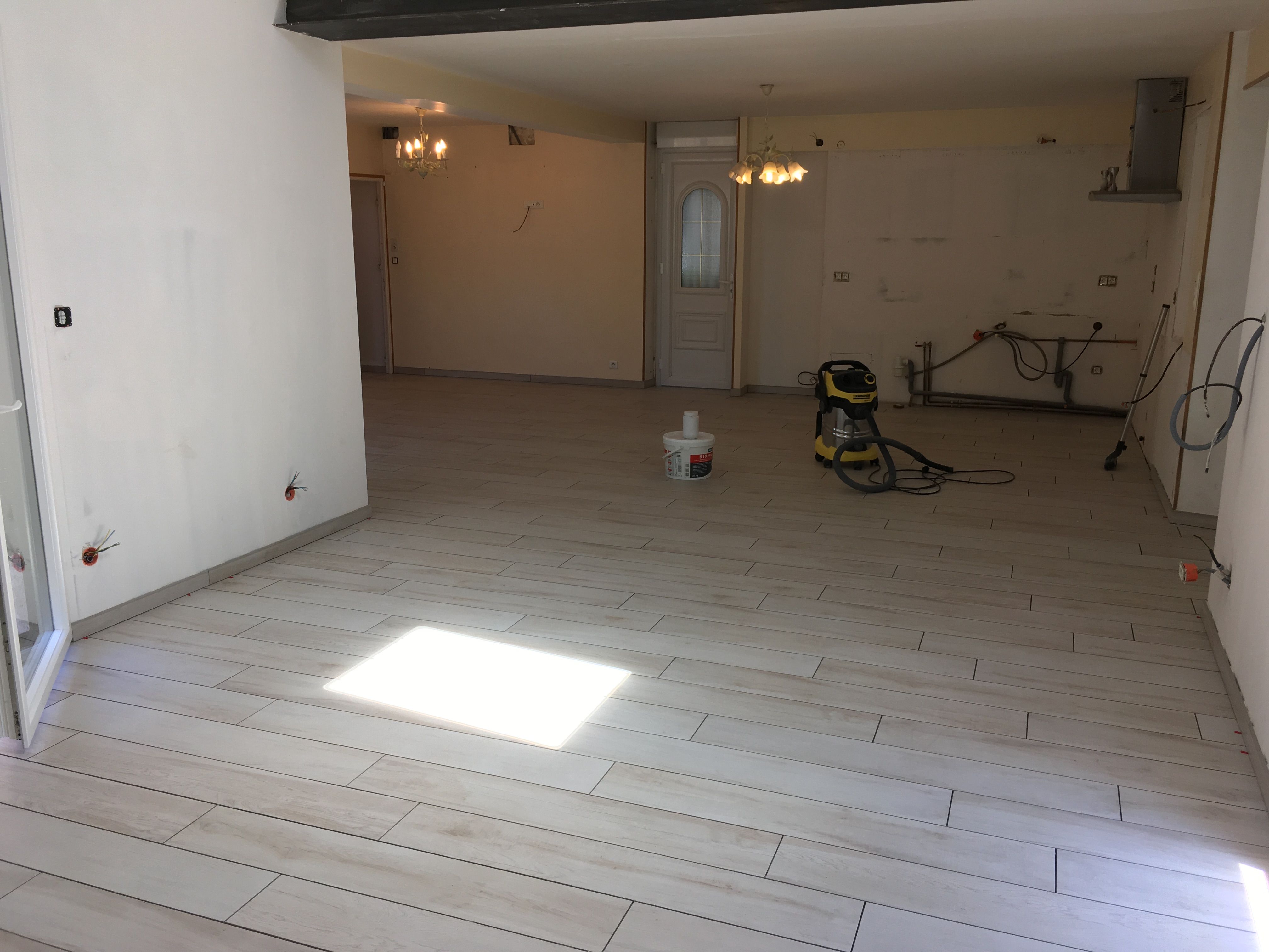 Pose de carrelage au sol dans un couloir à Montval-sur-Loir - 12 sur 20