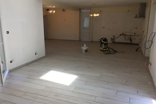 Pose de carrelage au sol dans un couloir à Montval-sur-Loir Pose de carrelage au sol dans un couloir à Montval-sur-Loir - 12 sur 20