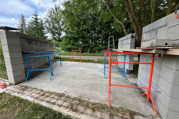 Préparation de mur en parpaings pour extension à Lavernat Préparation de mur en parpaings pour extension à Lavernat - 19 sur 20