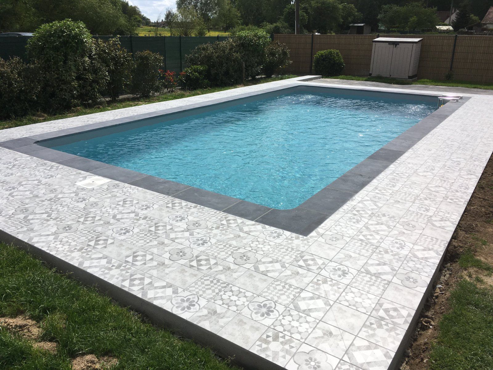 Pose de carrelage autour d'une piscine à Moncé-en-Belin (72) — Piscine à Moncé-en-Belin — photo 2 sur 4