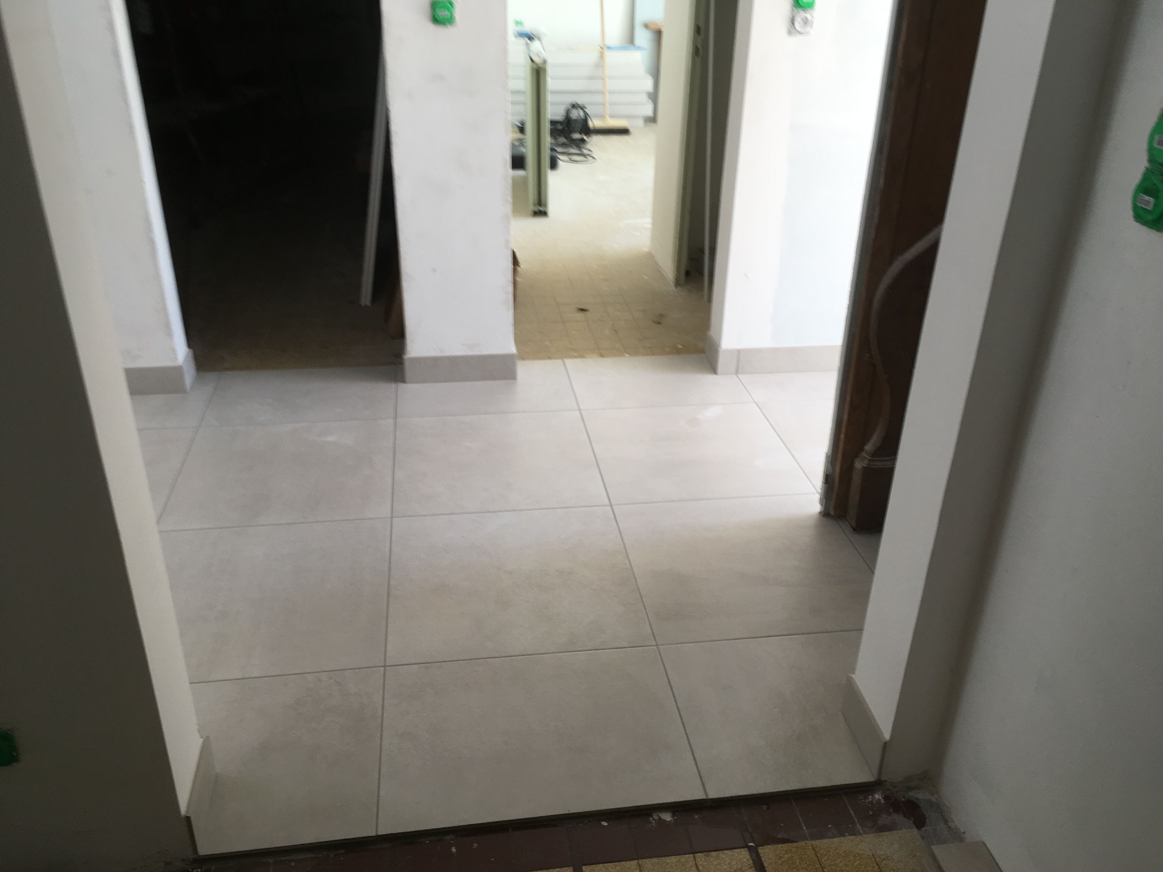 Pose de carrelage au sol dans une maison à Vaas - 4 sur 6