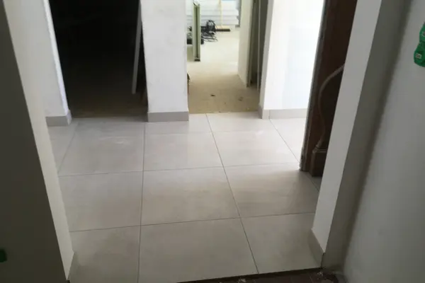 Pose de carrelage au sol dans une maison à Vaas Pose de carrelage au sol dans une maison à Vaas - 4 sur 6
