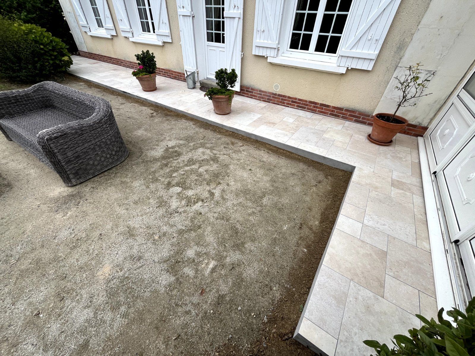 Pose de carrelage effet pierre naturelle dans une véranda — Sol intérieur en Sarthe — photo 2 sur 2