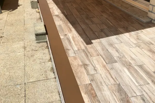 Habillage d'un escalier en grès cérame effet bois à Mayet Habillage d'un escalier en grès cérame effet bois à Mayet - 11 sur 13