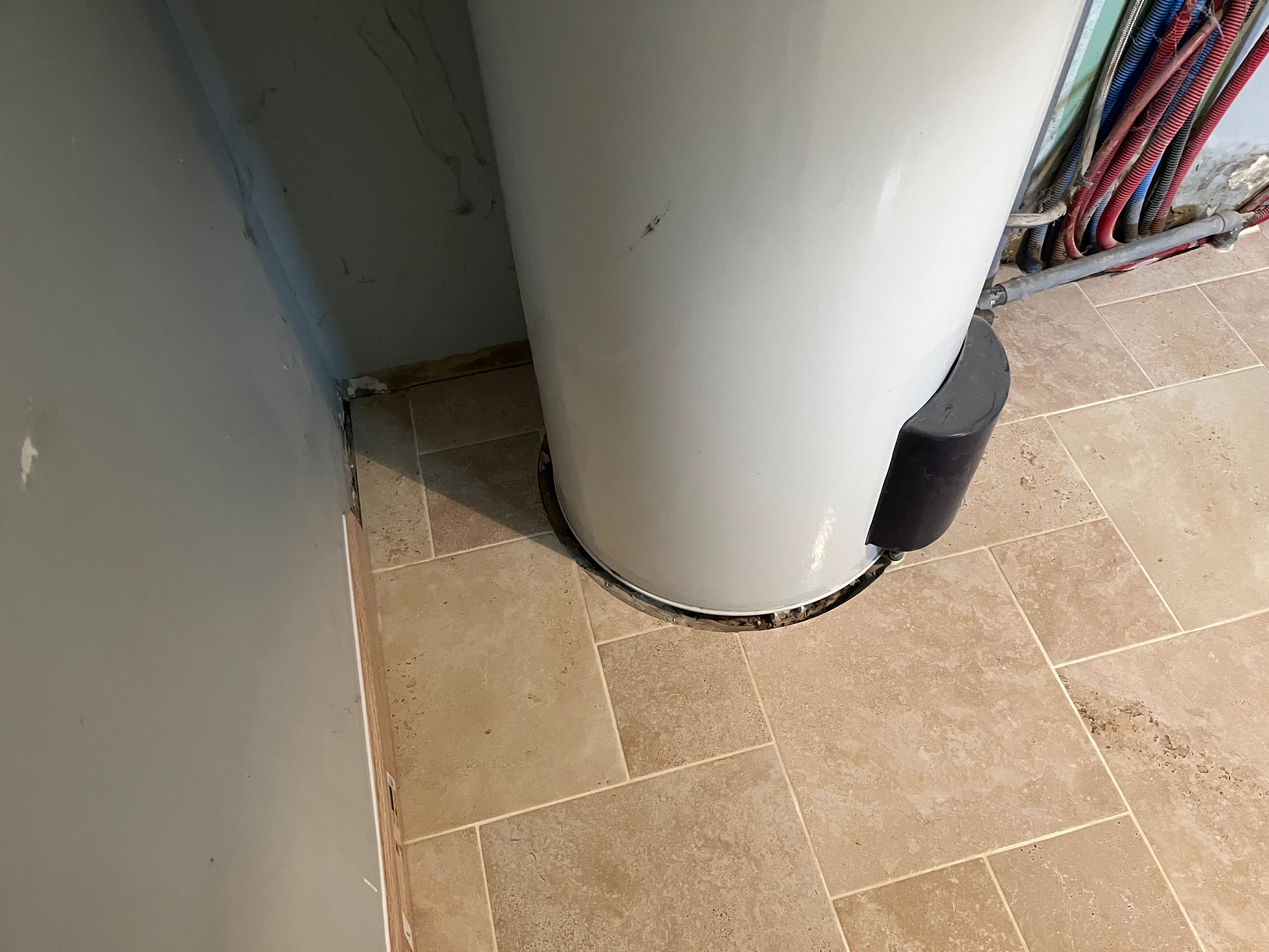 Pose de grès cérame imitation bois dans une douche à Saint-Ouen-en-Belin - 15 sur 16