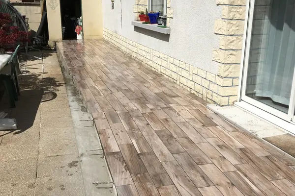 Habillage d'un escalier en grès cérame effet bois à Mayet Habillage d'un escalier en grès cérame effet bois à Mayet - 6 sur 13