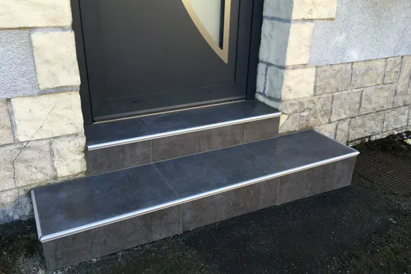 Habillage d'un escalier en grès cérame effet bois à Mayet Habillage d'un escalier en grès cérame effet bois à Mayet - 4 sur 13