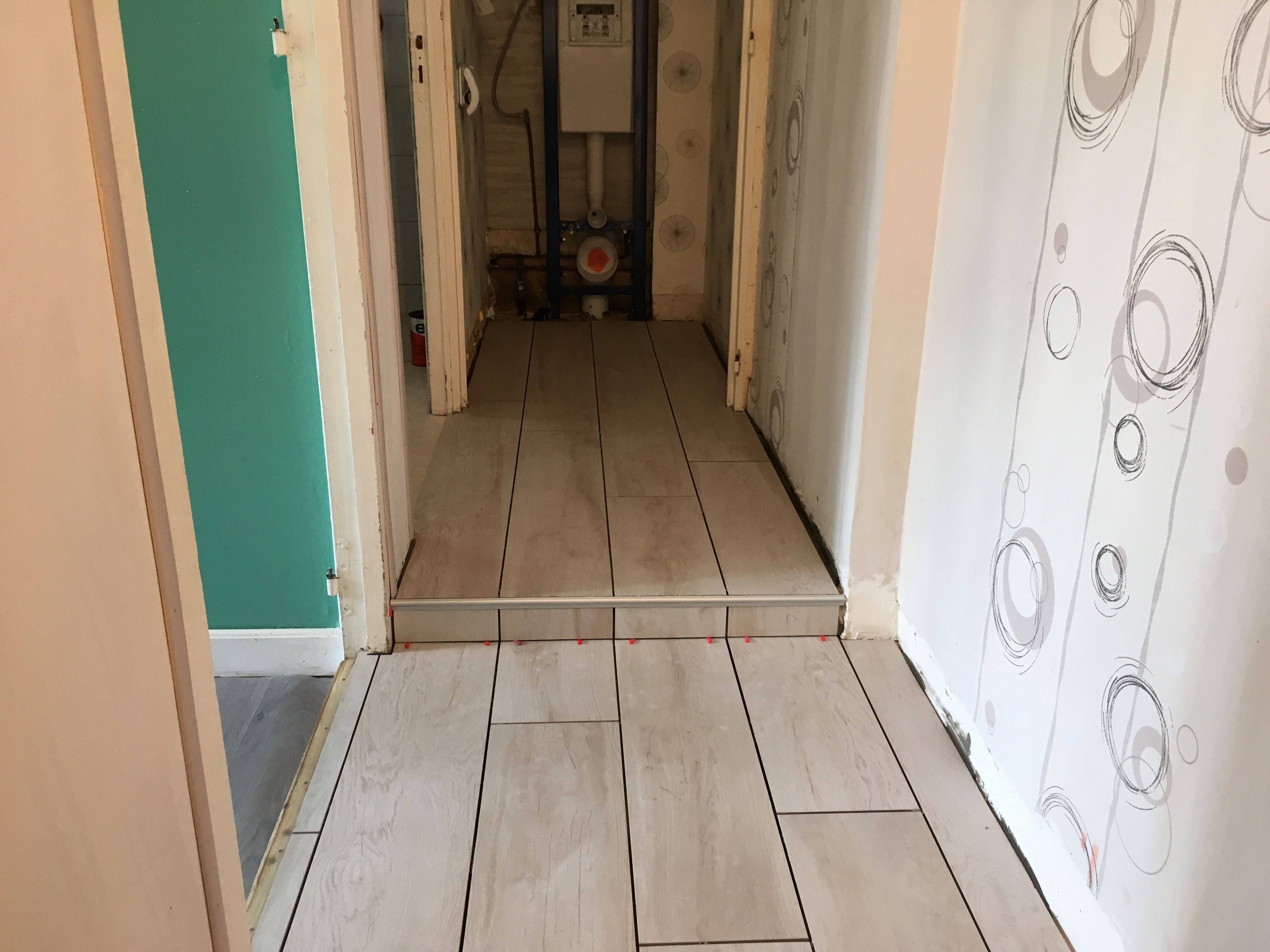 Pose de carrelage au sol dans un couloir à Montval-sur-Loir - 9 sur 20