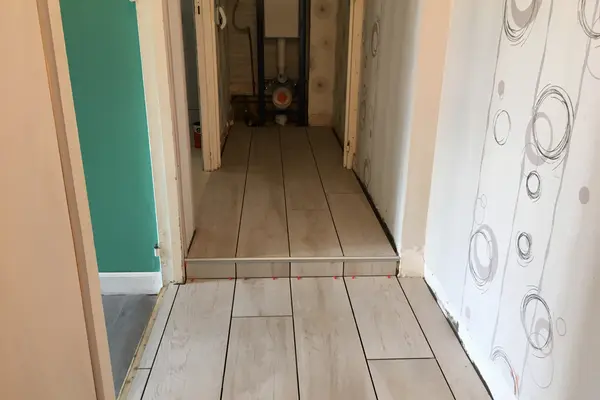 Pose de carrelage au sol dans un couloir à Montval-sur-Loir Pose de carrelage au sol dans un couloir à Montval-sur-Loir - 9 sur 20