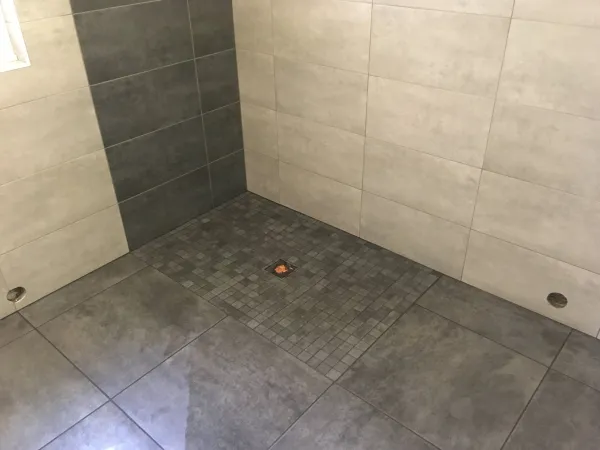 Rénovation de salle de bain avec grès cérame à La Flèche, en Sarthe — Salle de bain réalisé par Le Carreleur Lavernais à La Flèche