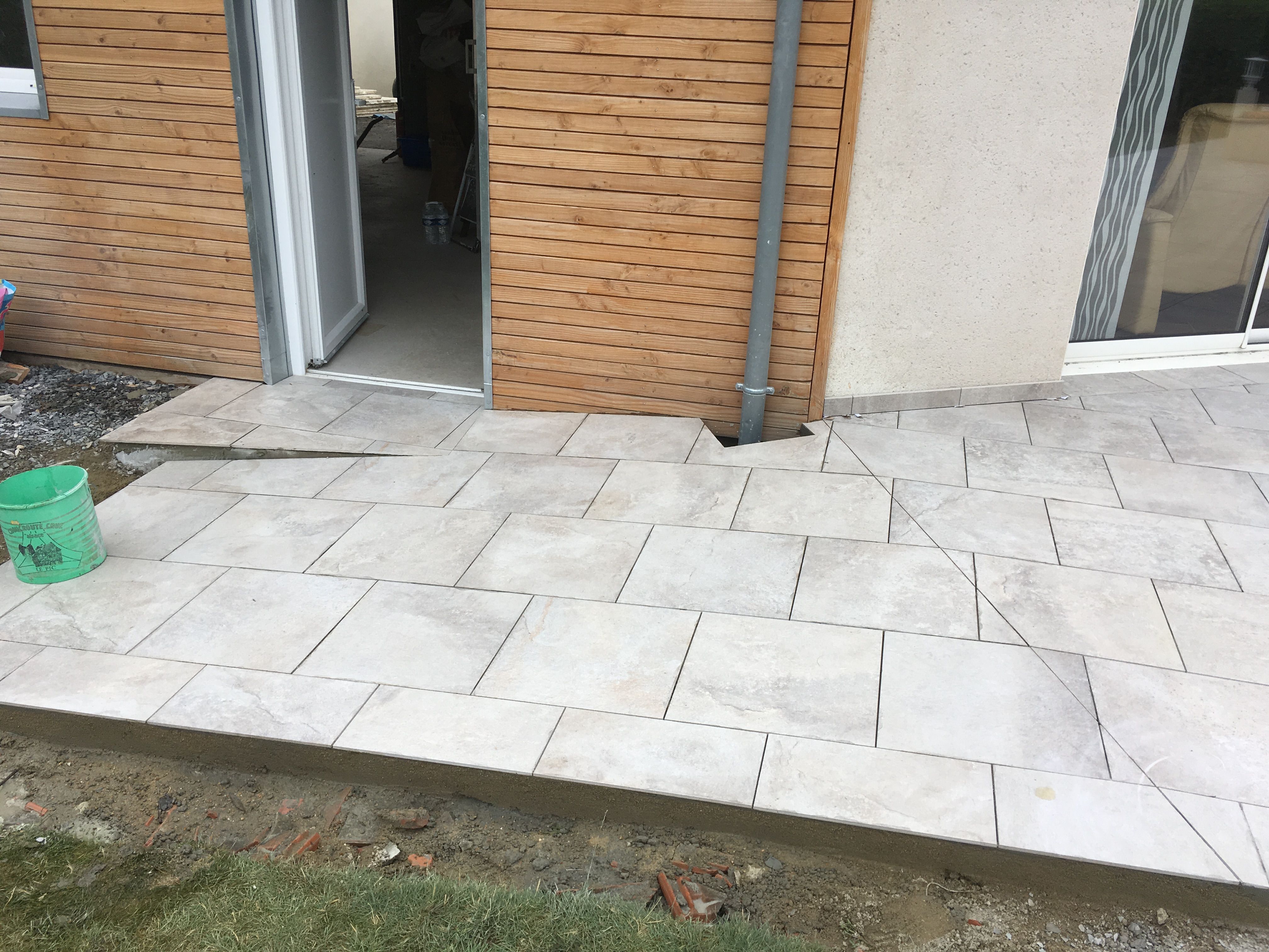 Pose de carrelage sur une terrasse extérieure à Allonnes - 6 sur 6