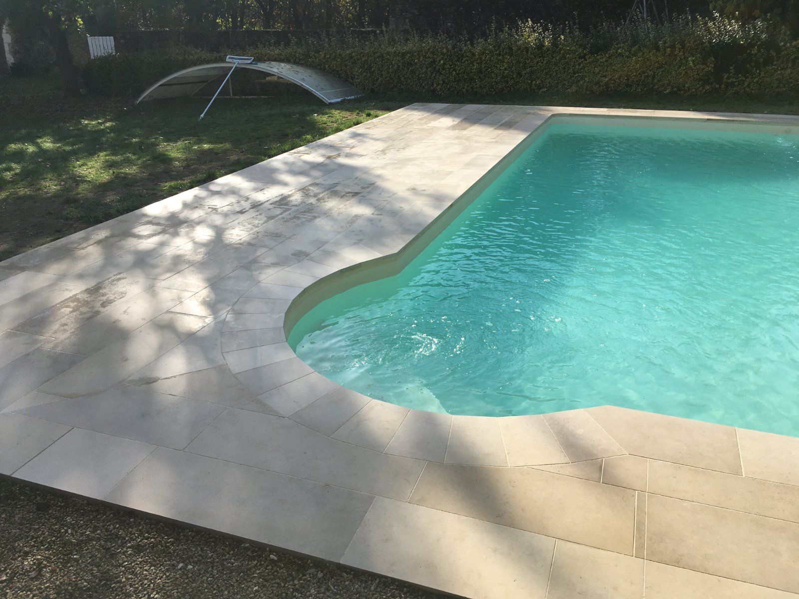 Pose de margelles en pierre naturelle autour d'une piscine à Mayet — Piscine à Mayet — photo 2 sur 6
