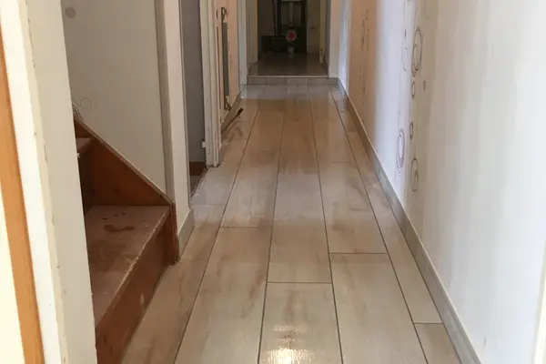 Pose de carrelage au sol dans un couloir à Montval-sur-Loir Pose de carrelage au sol dans un couloir à Montval-sur-Loir - 14 sur 20