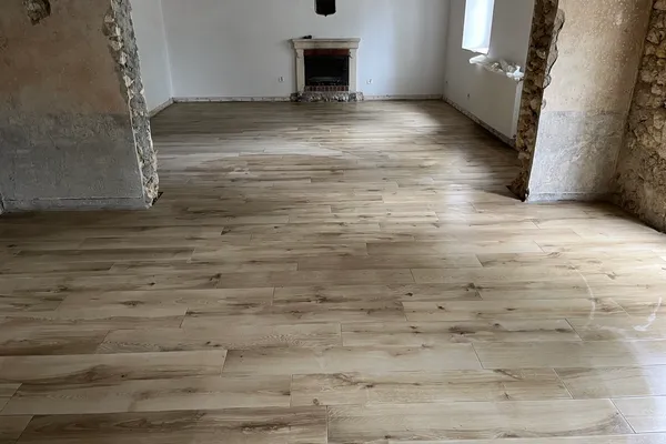 Pose de carrelage imitation parquet au sol à Oizé Pose de carrelage imitation parquet au sol à Oizé - 6 sur 7