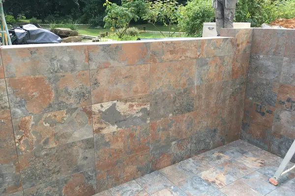Pose de carrelage en grès cérame pour une piscine au Mans Pose de carrelage en grès cérame pour une piscine au Mans - 6 sur 7