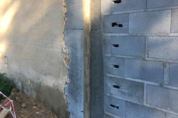 Préparation de mur en parpaings pour extension à Lavernat Préparation de mur en parpaings pour extension à Lavernat - 13 sur 20
