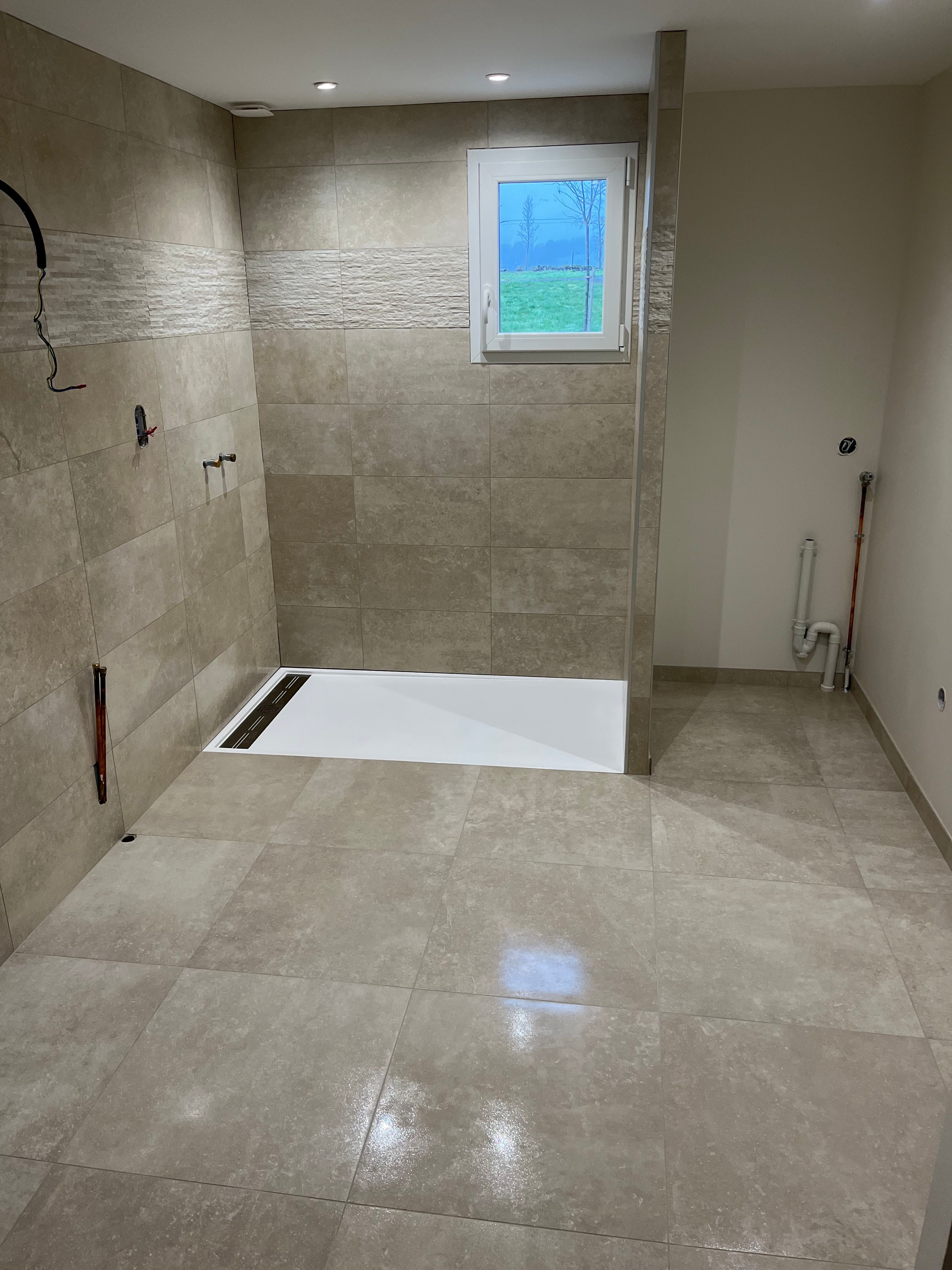 Pose de carrelage dans une salle de bain à Vaas - 1 sur 2