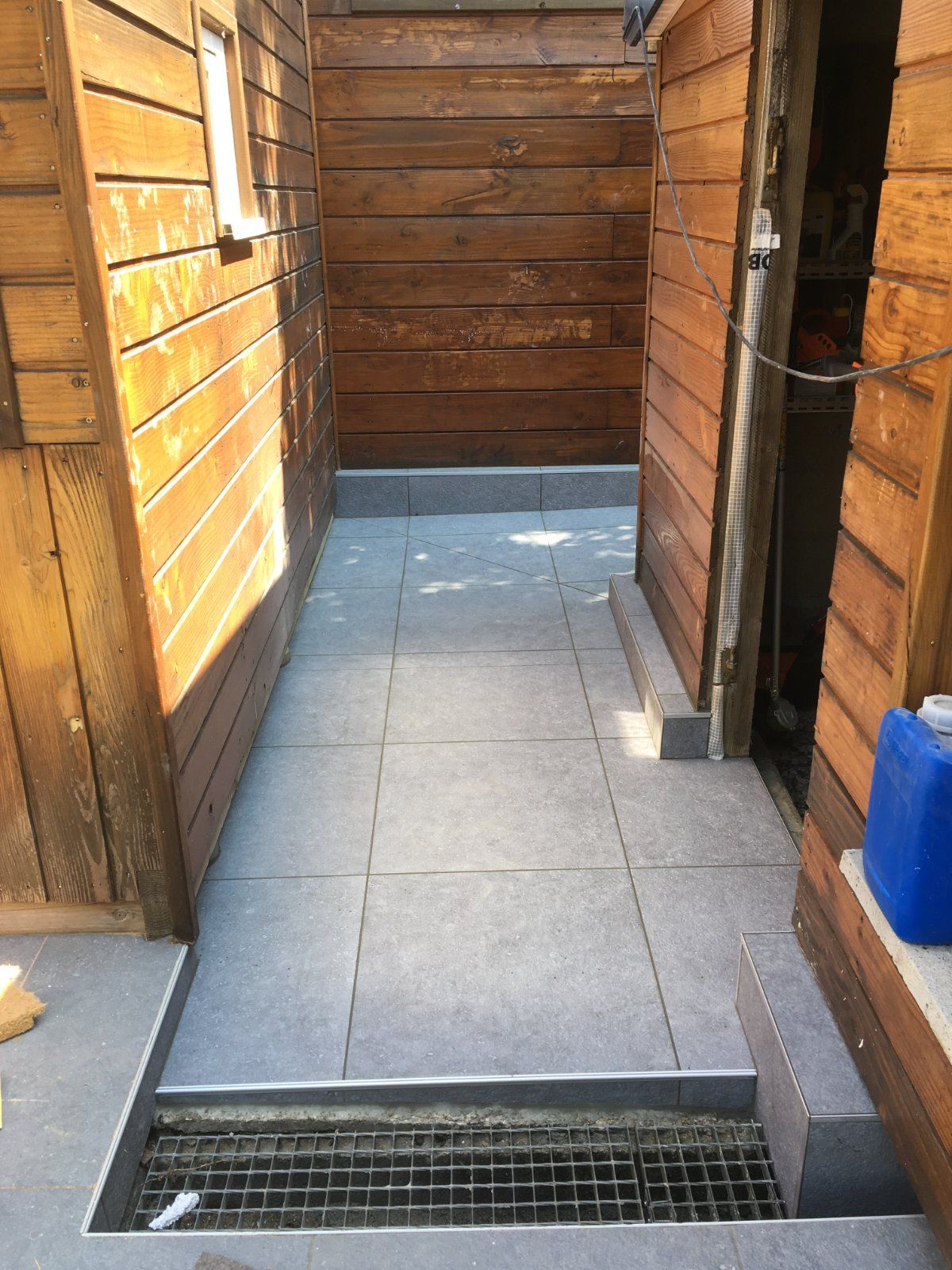 Pose de grès cérame pour une terrasse moderne à La Suze-sur-Sarthe — Terrasse à La Suze-sur-Sarthe — photo 7 sur 8