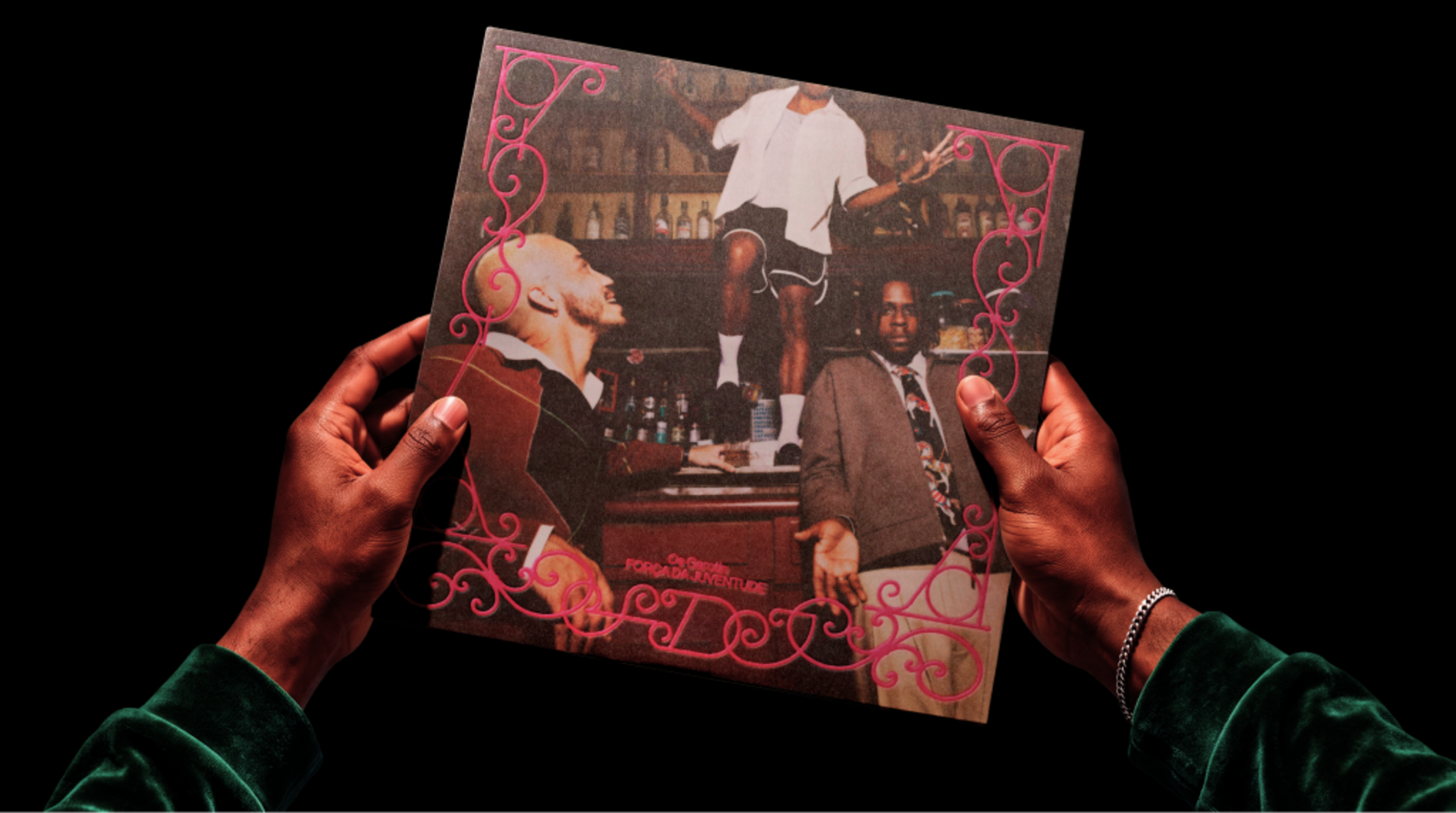 Hands holding an Os Garotin vinyl sleeve with a red illustrated cover.