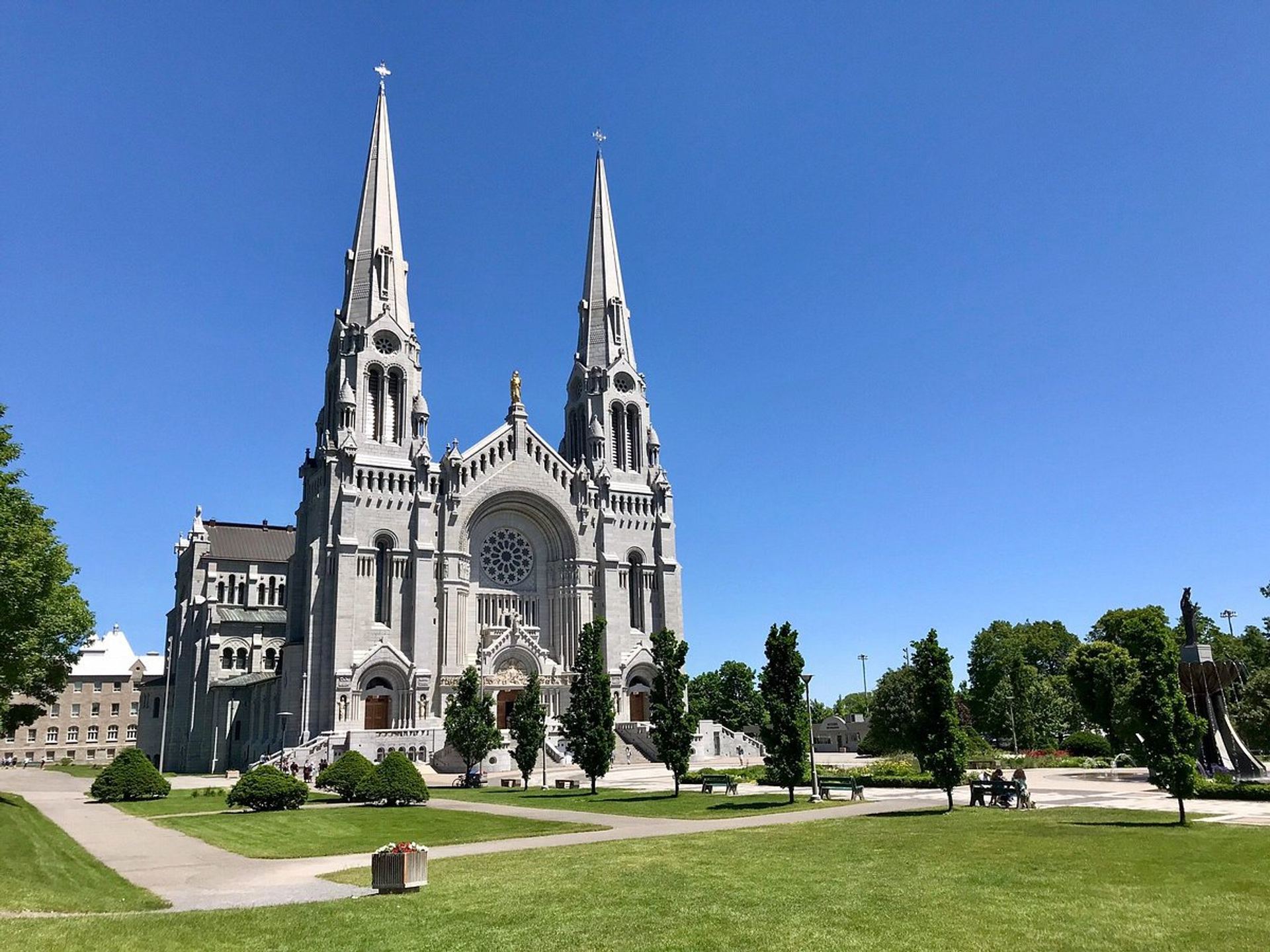 Vue extérieure de la basilique Sainte-Anne-de-Beaupré, de ses deux clochers et de la grande place