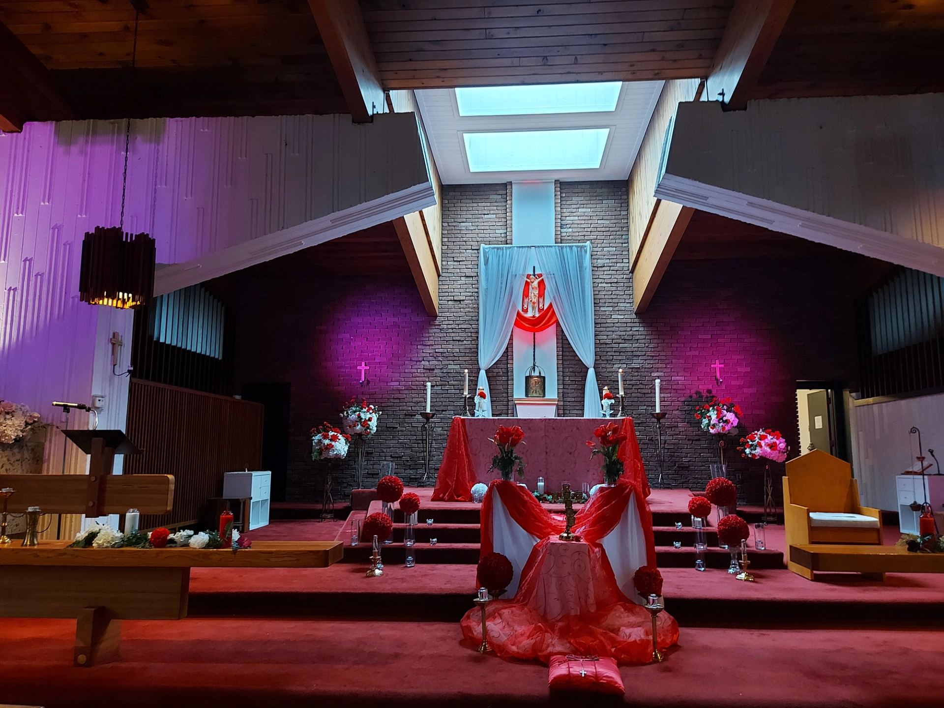 Vue intérieure symétrique de l’autel avec une décoration rouge