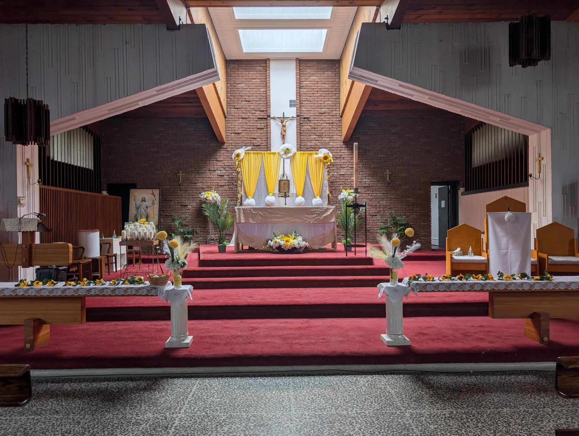Vue de l’autel décoré de fleurs et de tissus rouges dans l’église