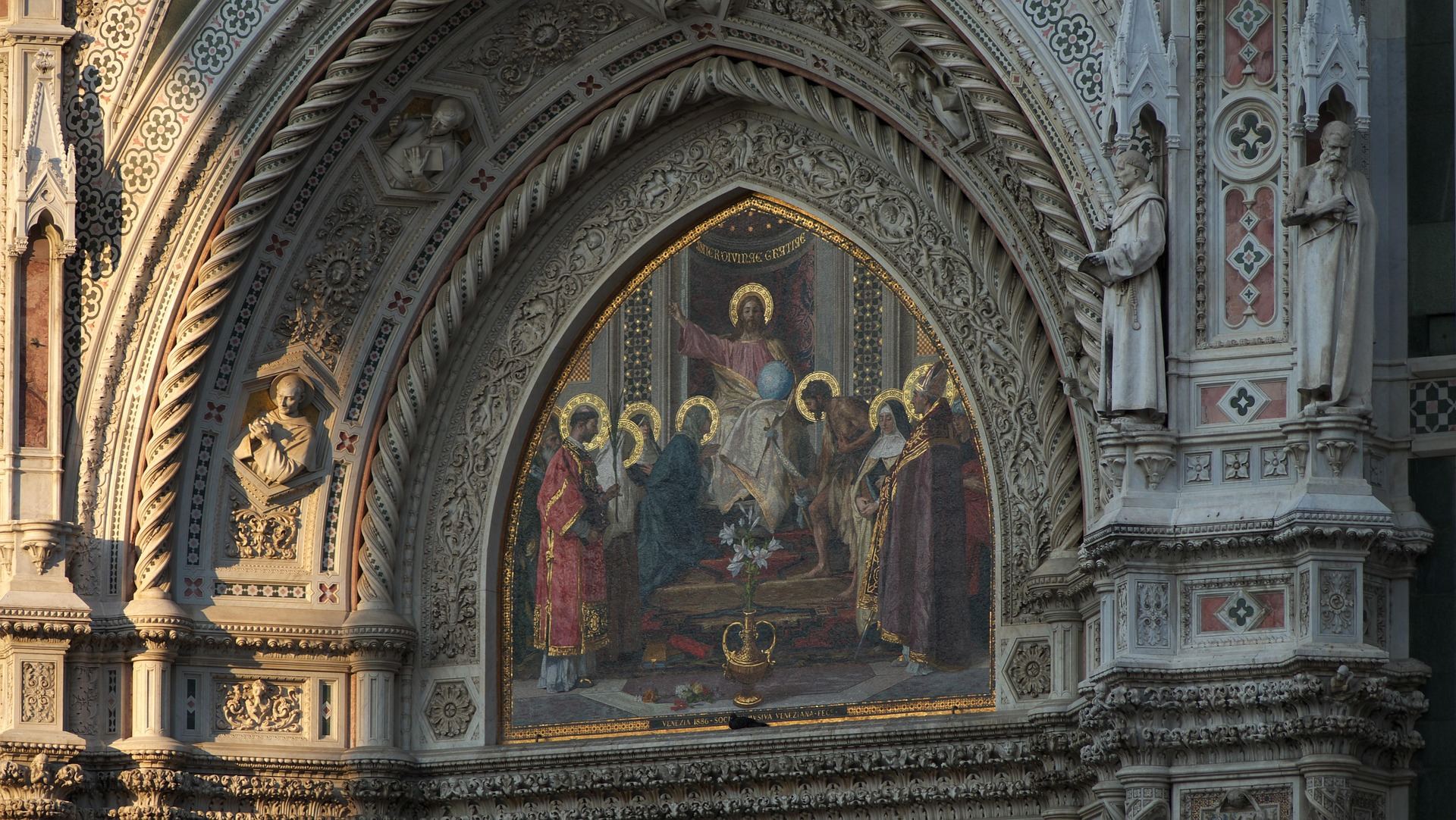 Détail architectural de la façade de Santa Maria del Fiore à Florence, utilisé comme illustration