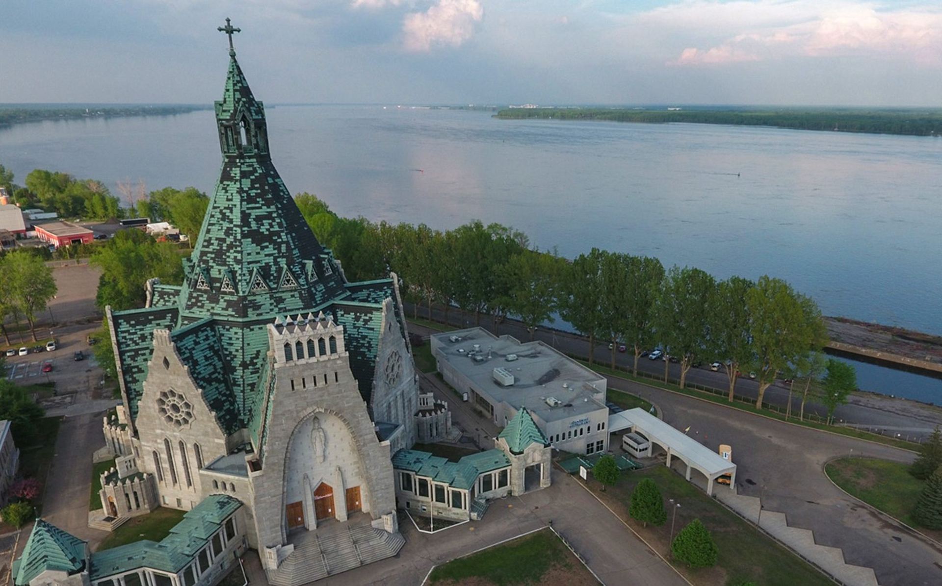 Vue aérienne du sanctuaire Notre-Dame-du-Cap et du fleuve Saint-Laurent
