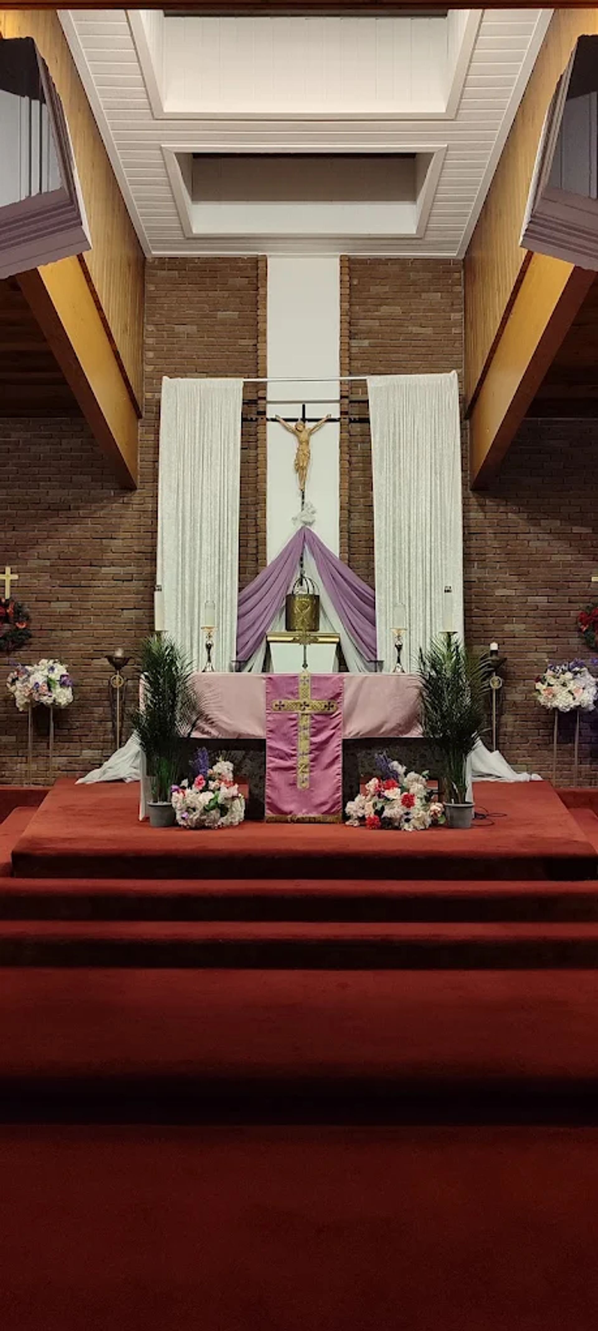 Vue verticale de l’autel avec des fleurs et une décoration liturgique