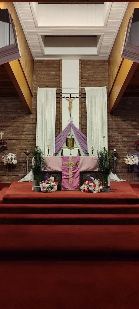 Vue verticale de l’autel avec des fleurs et une décoration liturgique