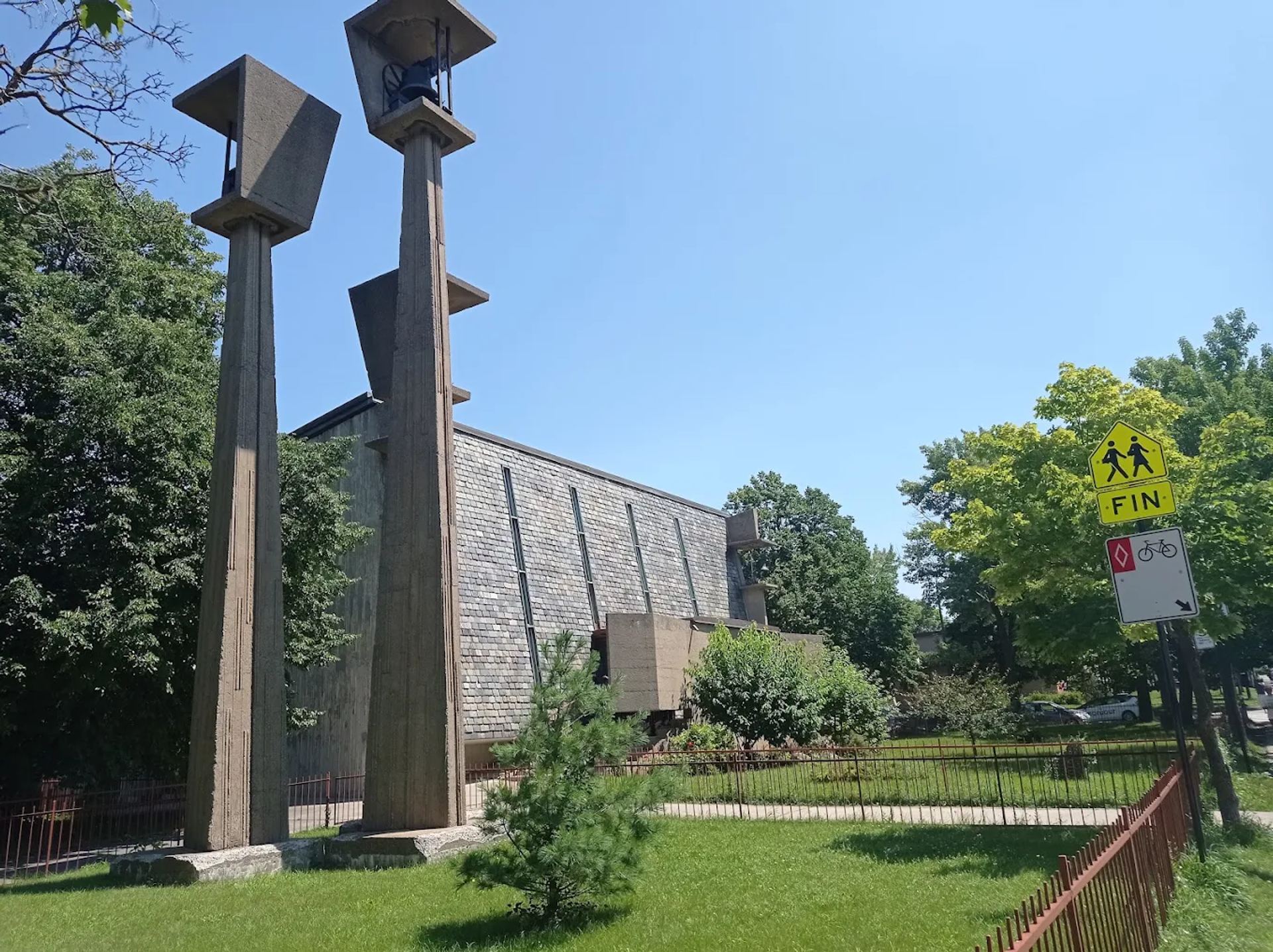 Vue extérieure de l’église et des structures portant les cloches