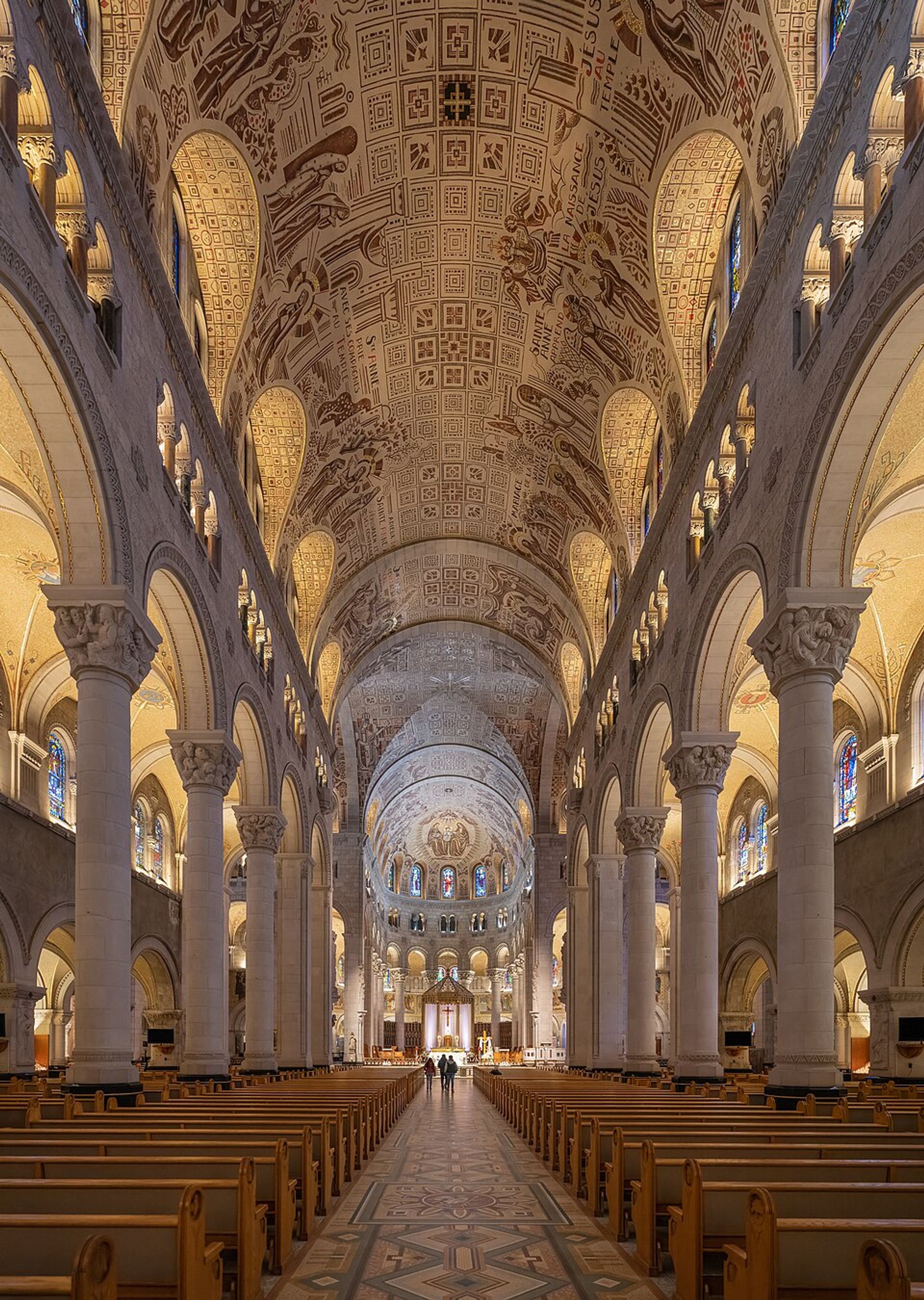 Vue de la nef de la basilique Sainte-Anne-de-Beaupré, de ses arches, de sa voûte décorée et du sanctuaire