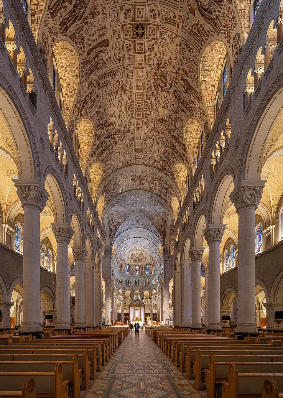 Vue de la nef de la basilique Sainte-Anne-de-Beaupré, de ses arches, de sa voûte décorée et du sanctuaire