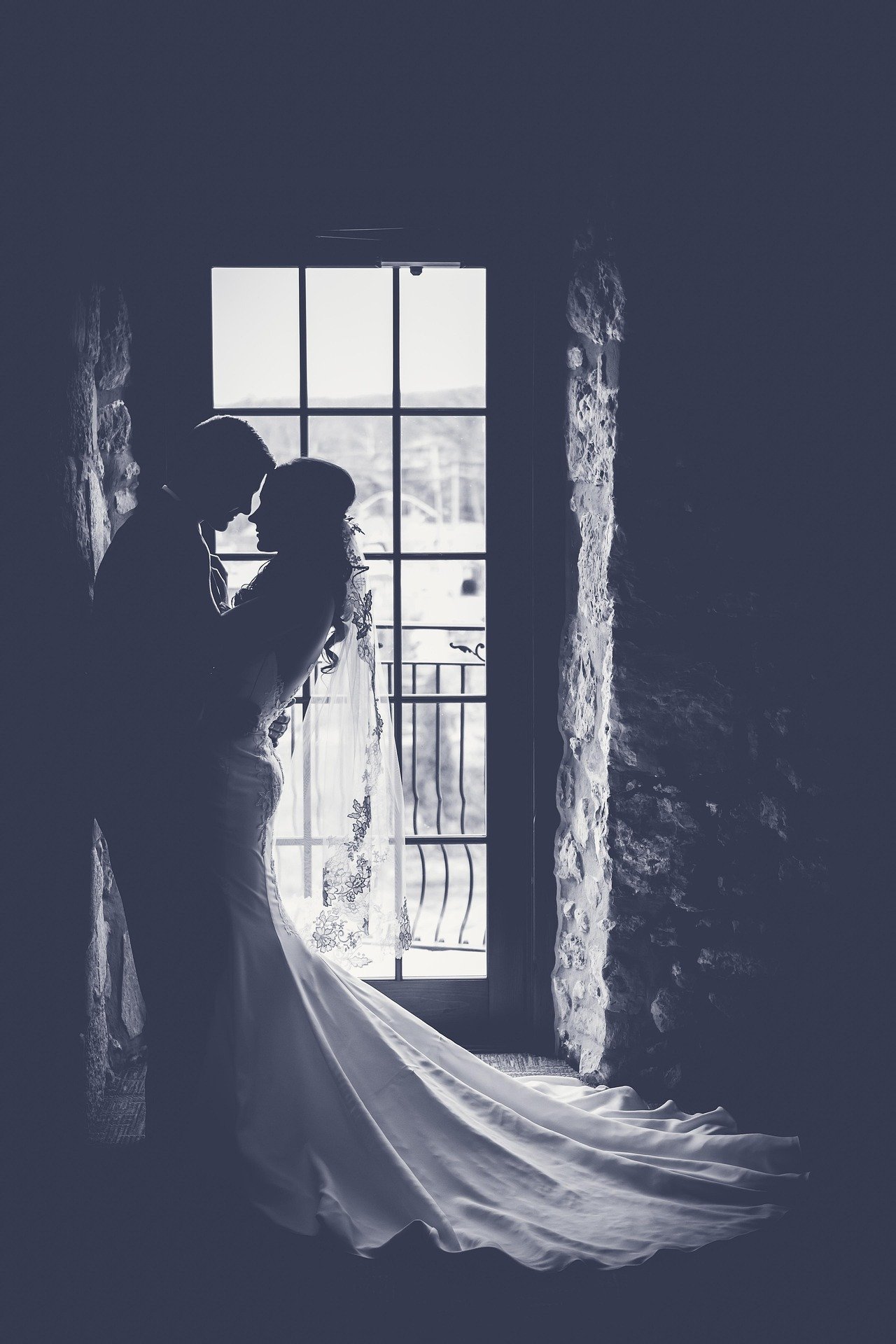 Silhouette en noir et blanc d’un couple marié; image d’illustration