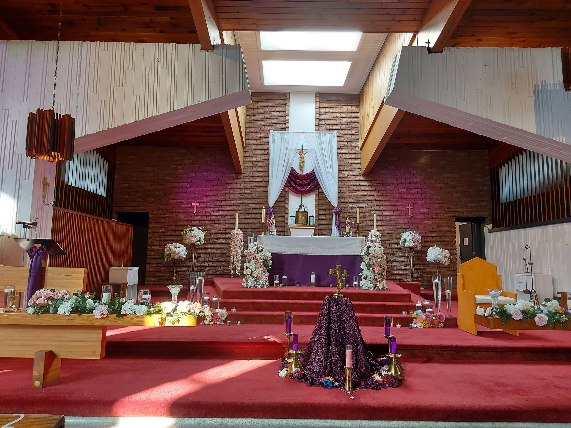 Vue intérieure symétrique de l’autel avec une décoration violette