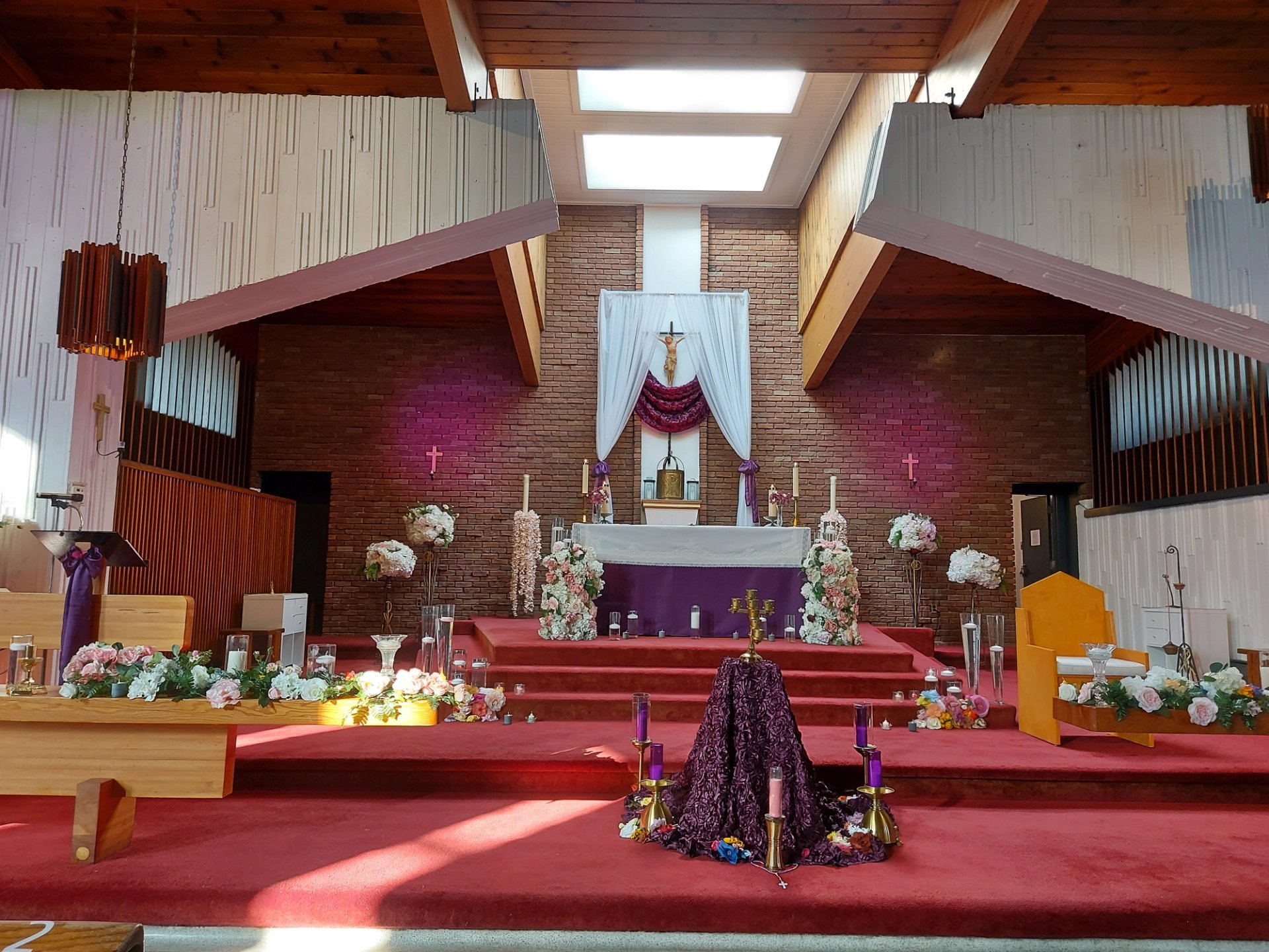 Vue intérieure symétrique de l’autel avec une décoration violette