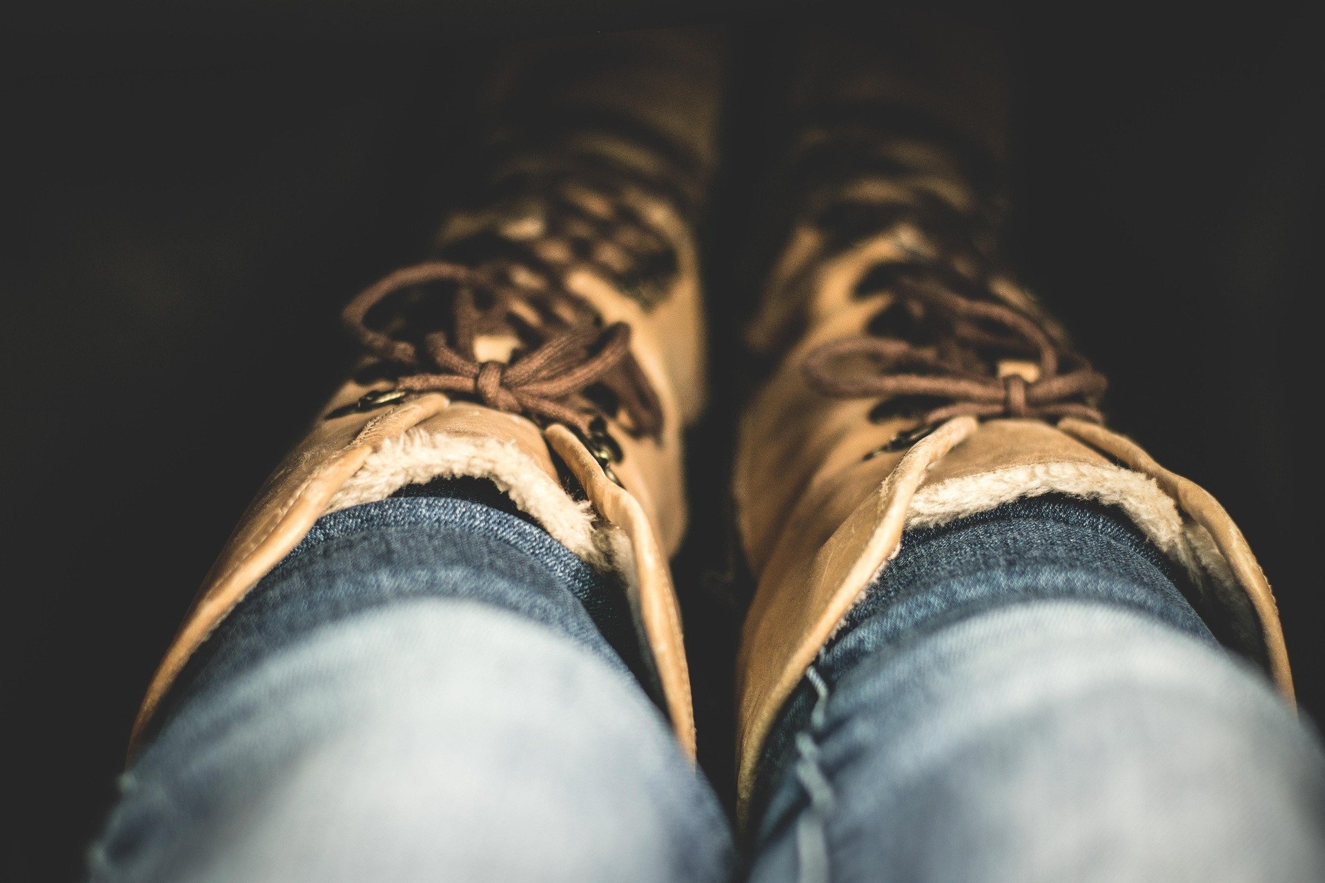 Bottes d’hiver en cuir beige portées avec un jean